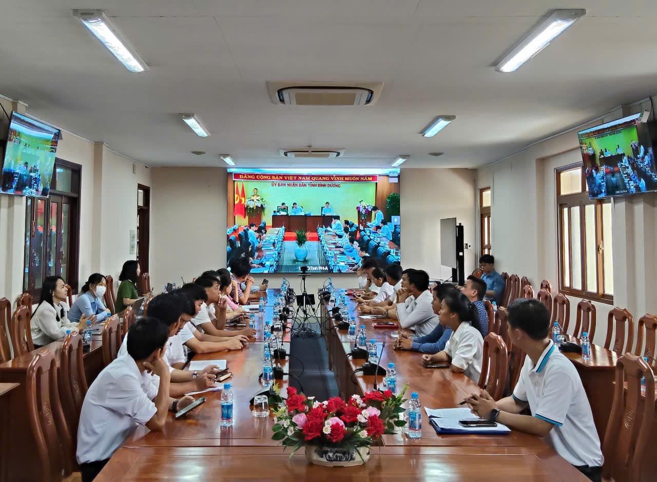 Có thể là hình ảnh về 8 người, mọi người đang học và bàn