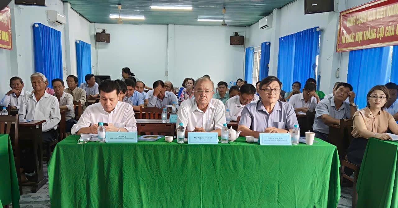 Có thể là hình ảnh về 11 người và văn bản