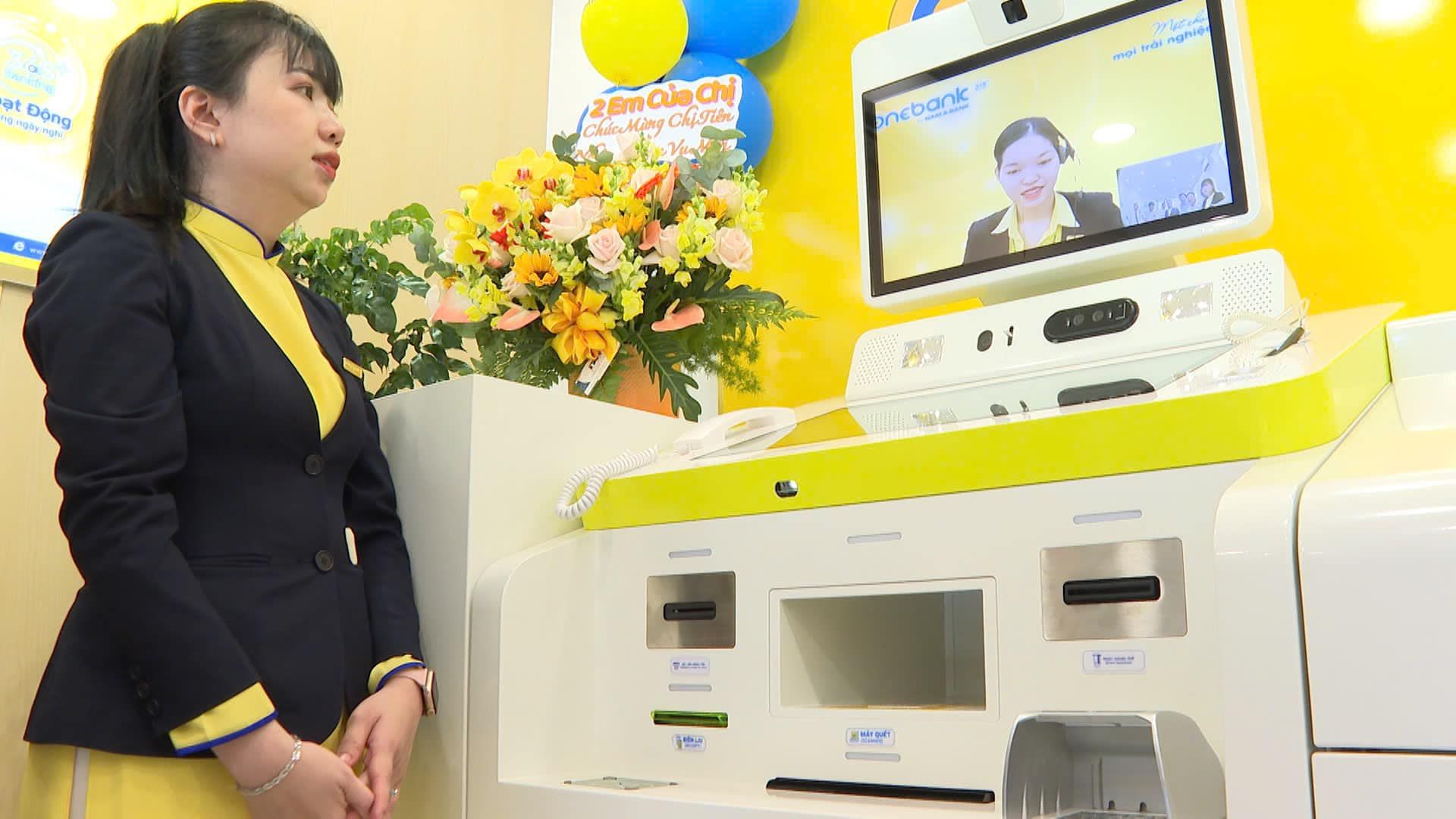 Có thể là hình ảnh về 2 người và văn bản