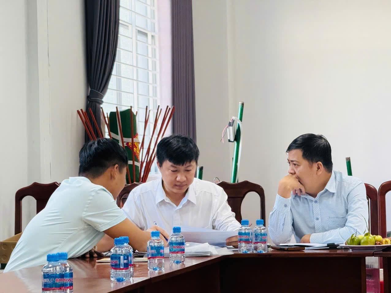 Có thể là hình ảnh về 3 người và mọi người đang học