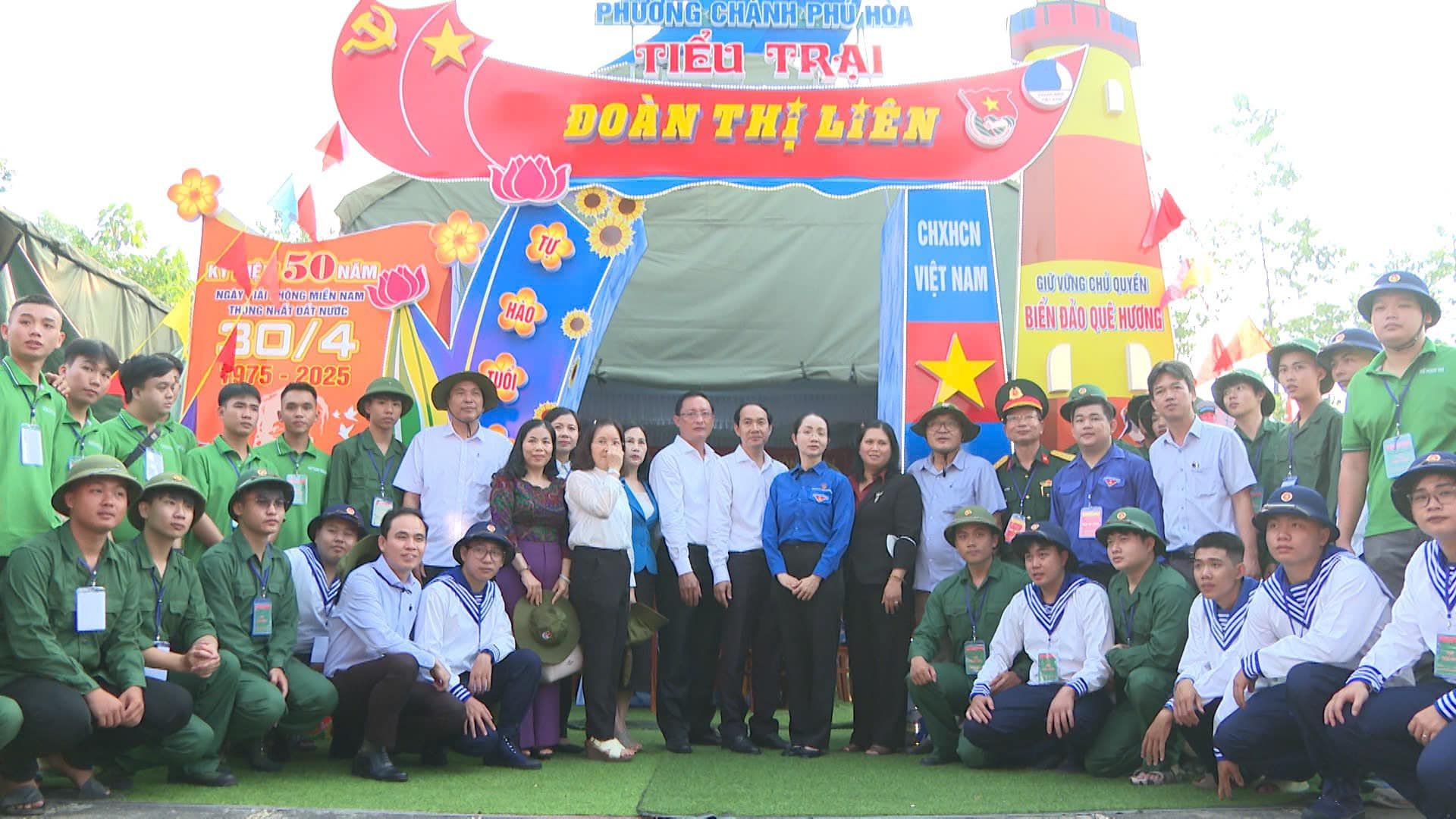 Có thể là hình ảnh về 3 người và văn bản