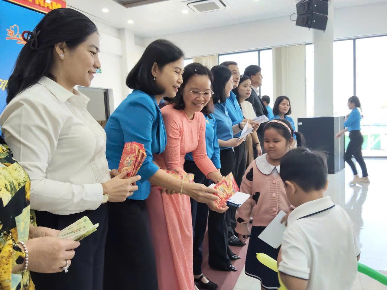 Có thể là hình ảnh về 7 người và đồ chơi trẻ em
