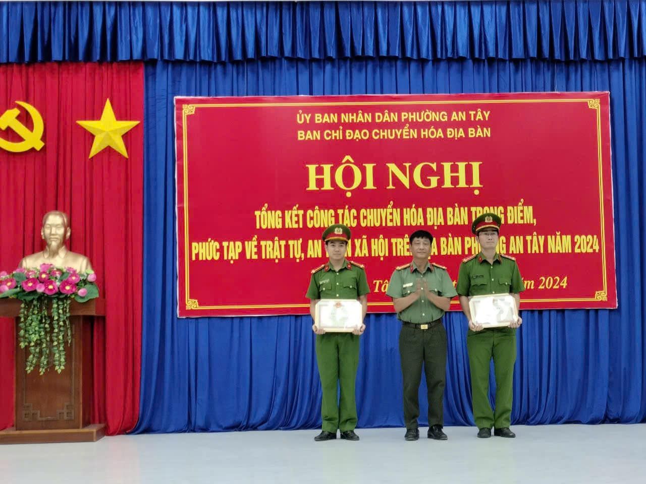 Có thể là hình ảnh về 3 người và văn bản cho biết 'Q ỦY BAN NHÂN DÂN PHƯỜNG AN TẨY BAN CHỈ ĐẠO CHUYỂN HÓA ĐỊA BÀN HỘI NGHỊ TỐNG KẾT CÔNG TÁC CHUYỂN HÓA ĐIA BÀN ۳۳۳۳ ĐIỂM, PHÚC TẠP VẾ TRẬT TỰ, AN 香 XÃ HỘI TRÊ BÀNPH IGAN TÂY NĂM 2024 ខ្ត m m2024 2024'