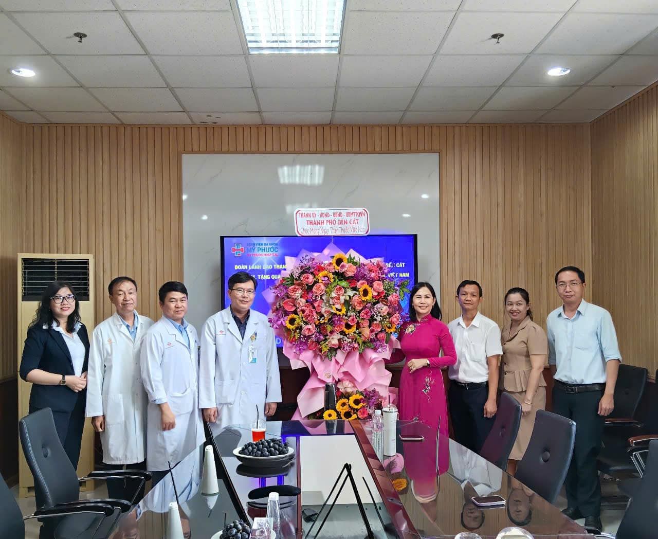 Có thể là hình ảnh về 8 người, bệnh viện, phòng tin tức và văn bản