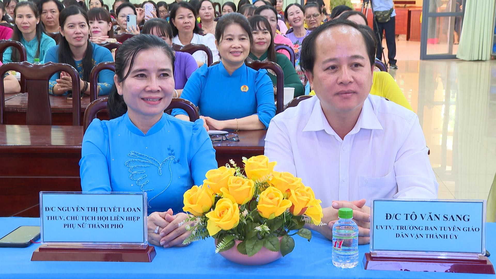 Có thể là hình ảnh về 5 người, cái bục và văn bản cho biết 'D/C NGUYEN THỊ TUYẾT ENGUYENTITUYETLOA pcemesmmonmors LOAN THỊTUYET ν. THUV THUV.CHỦ TICH NOI LIÊN IÊN HHIỆP PHỤ PHUNCTHANIPHO U THÀNH PHO D/C /CTOVANSANG TÔ VĂNSANG LNTV.TRLONGBANTEYENGIAO UVIN, TRU RUONGBA ONGI BANTUYEN BAN TUYÊNGIAO UYÊN GIAO DÂN INVANTHANIUY IN'