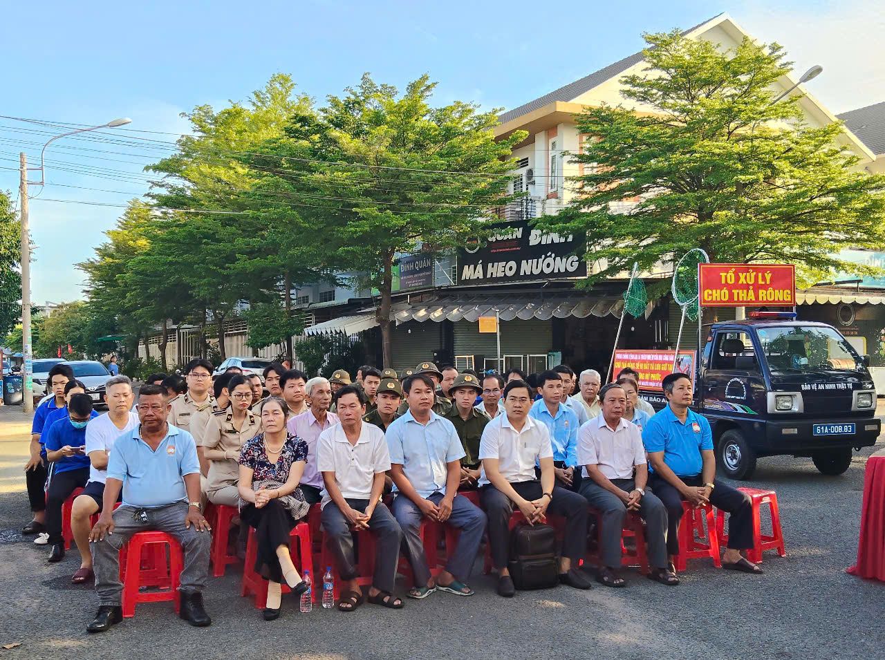 Có thể là hình ảnh về 5 người và văn bản