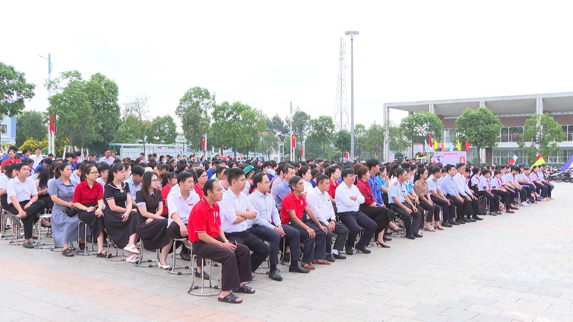 Có thể là hình ảnh về một hoặc nhiều người