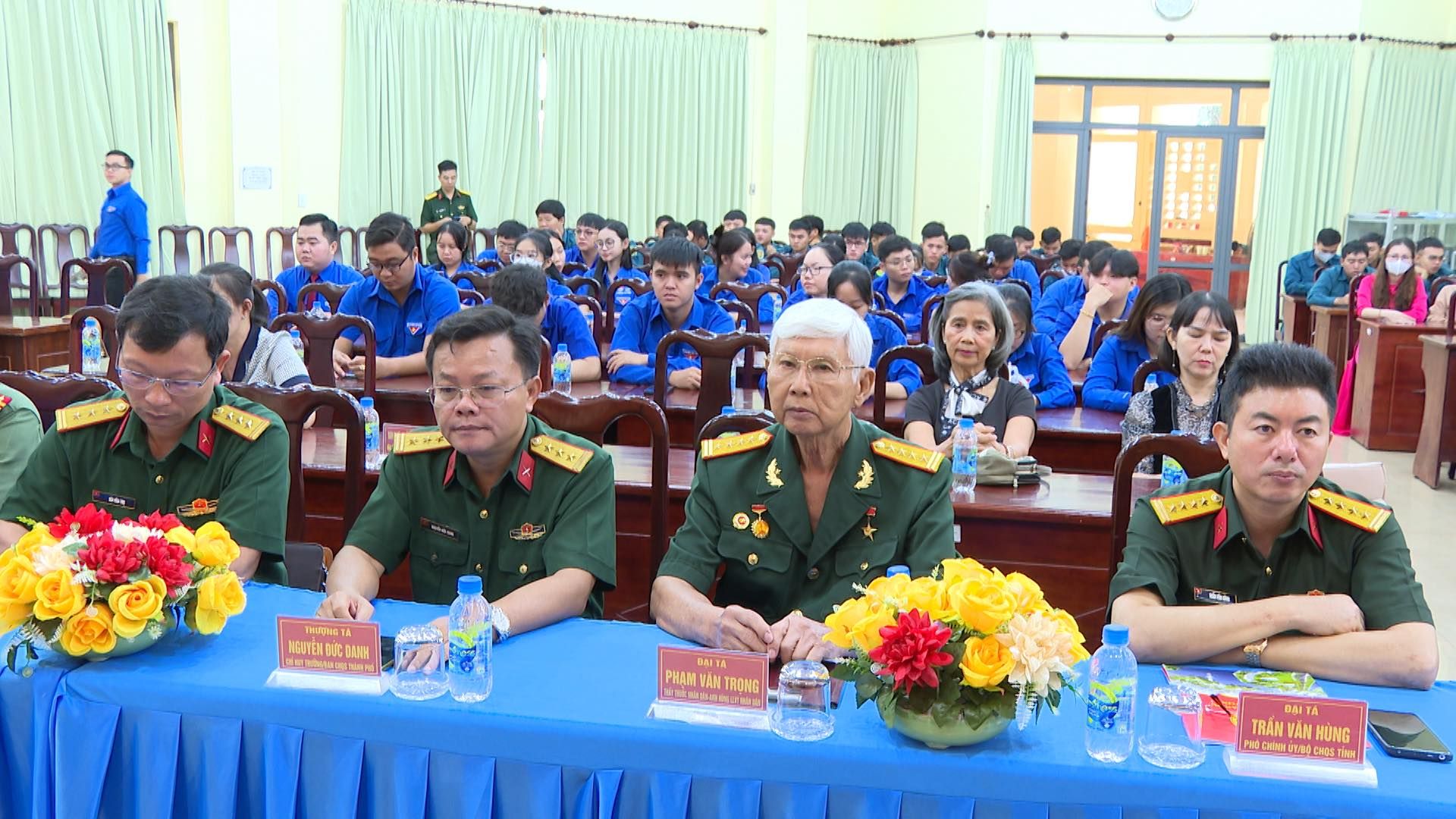 Có thể là hình ảnh về 5 người và văn bản
