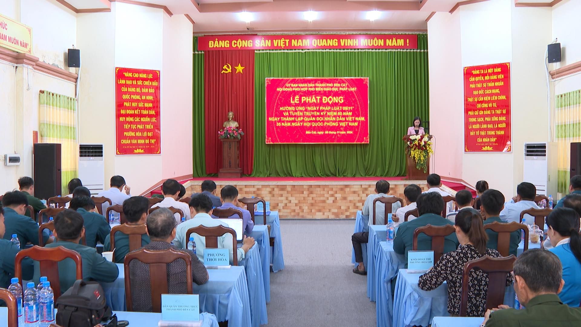 Có thể là hình ảnh về 13 người, cái bục, đền thờ và văn bản