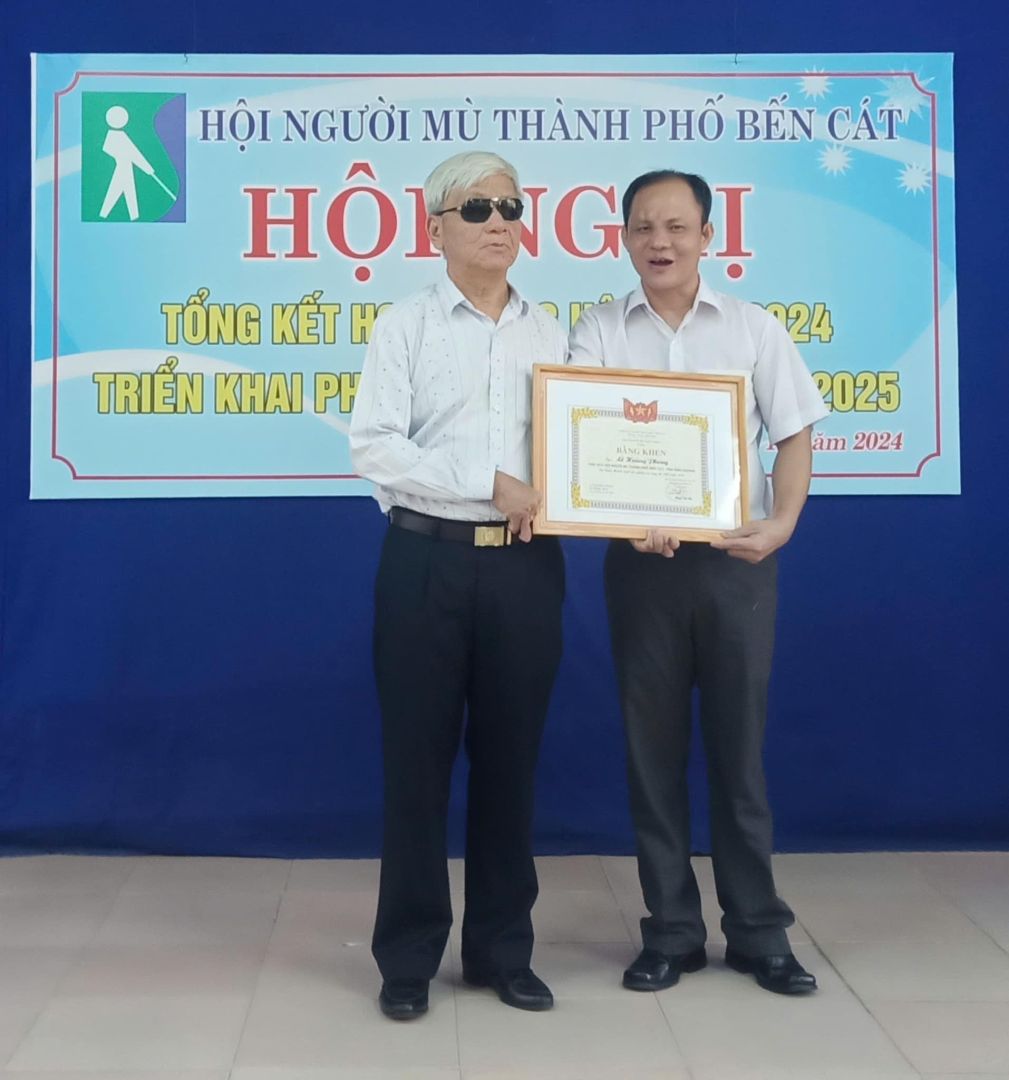 Có thể là hình ảnh về 2 người và văn bản