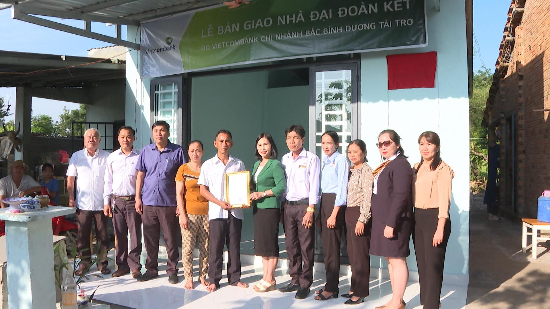 Có thể là hình ảnh về 12 người và văn bản