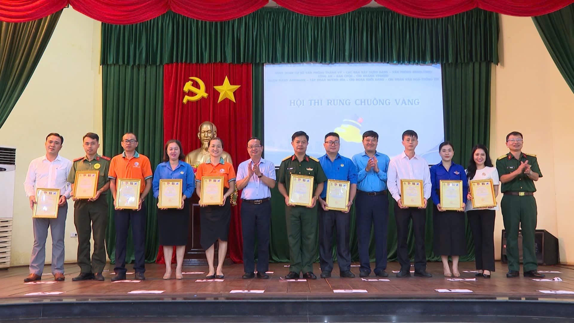 Có thể là hình ảnh về 13 người và văn bản