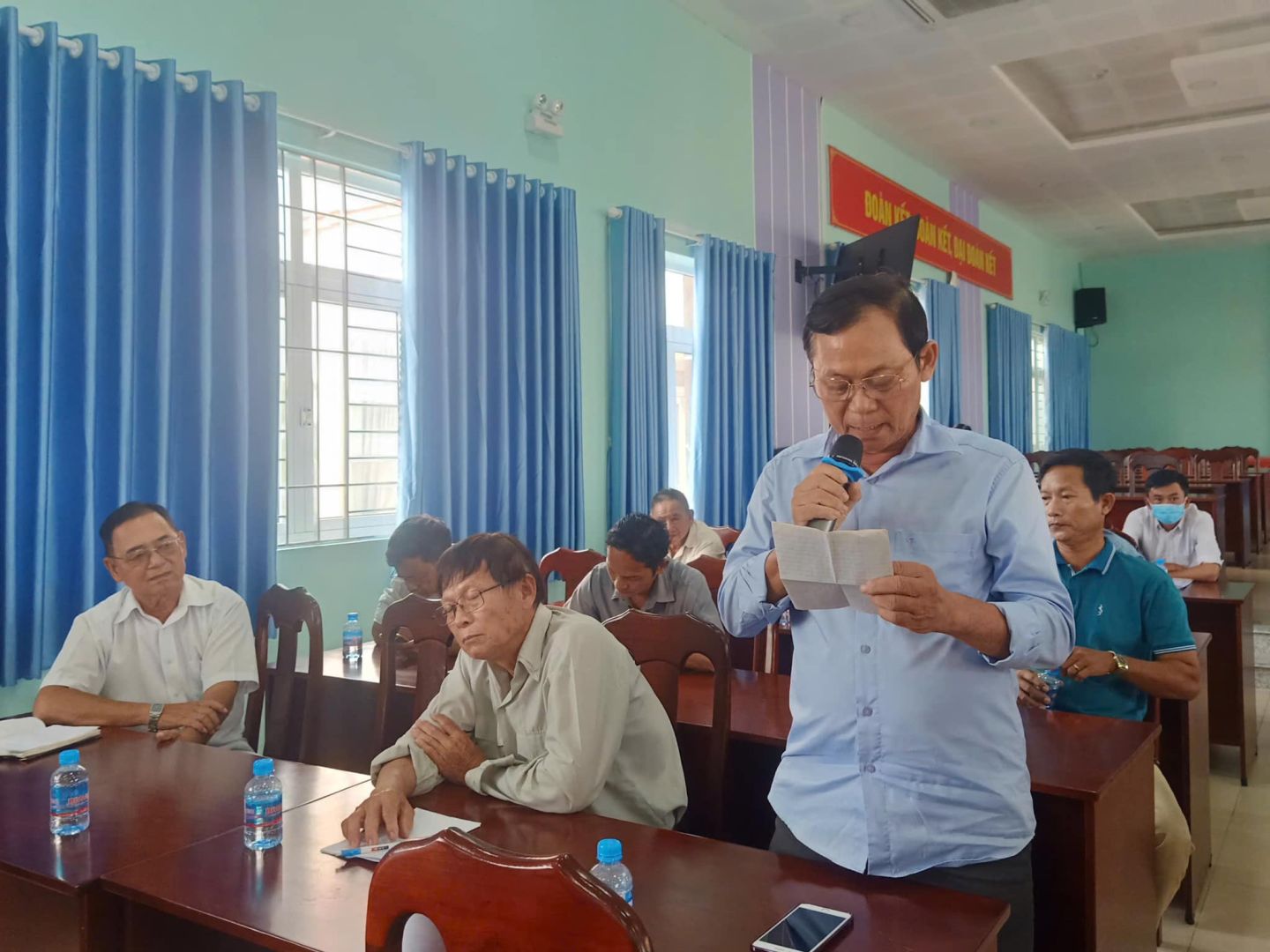 Có thể là hình ảnh về 5 người và văn bản