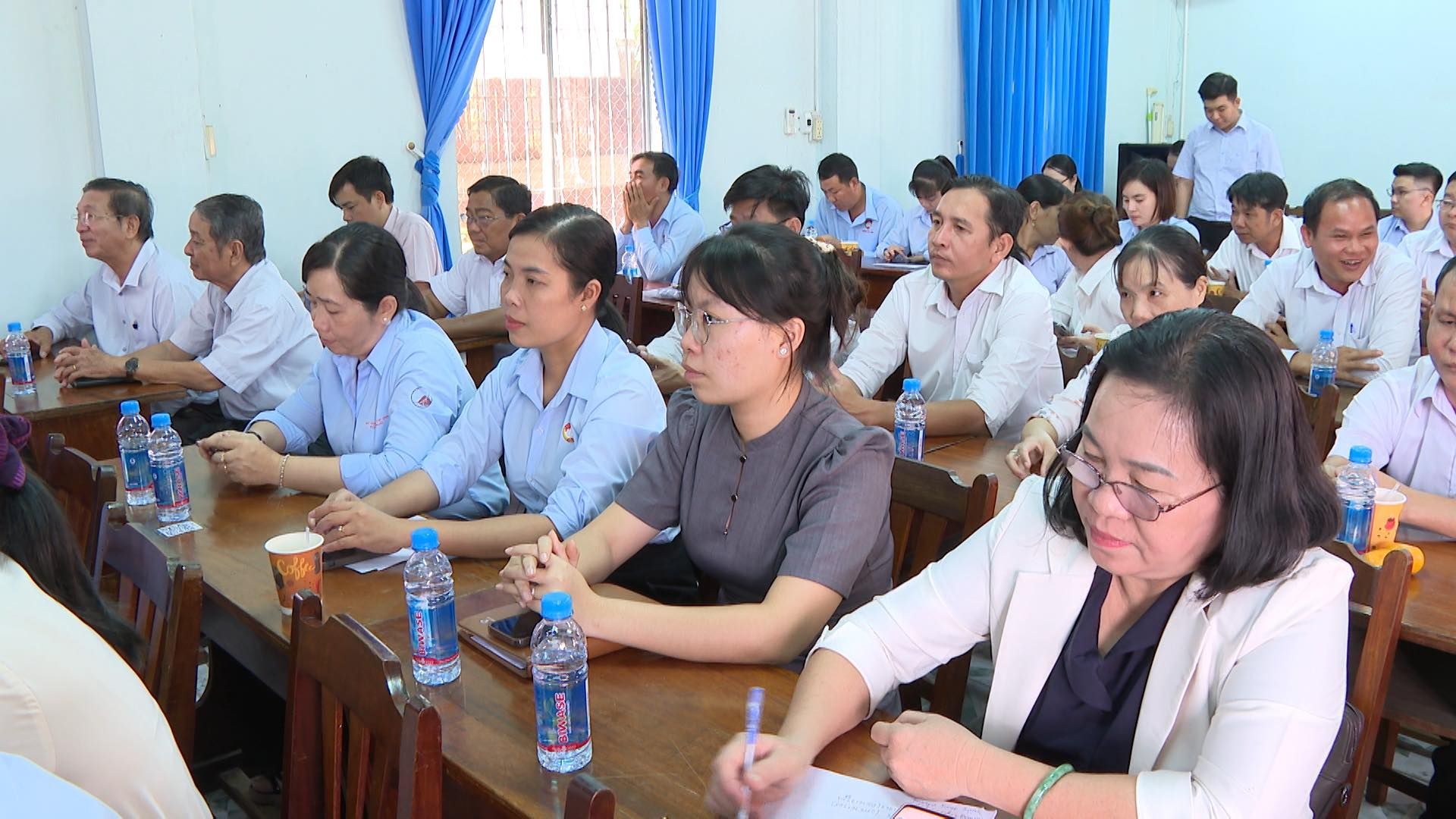 Có thể là hình ảnh về 12 người, mọi người đang học và bệnh viện
