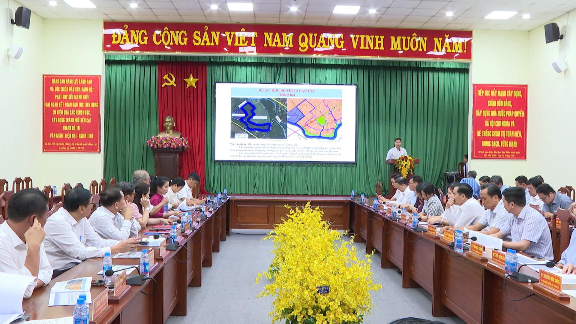 Có thể là hình ảnh về 7 người, cái bục và văn bản