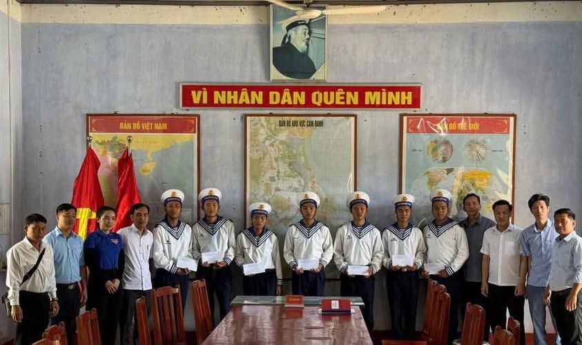 Có thể là hình ảnh về 14 người và văn bản