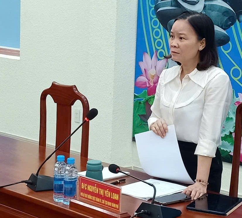 Có thể là hình ảnh về 1 người, cái bục và văn bản