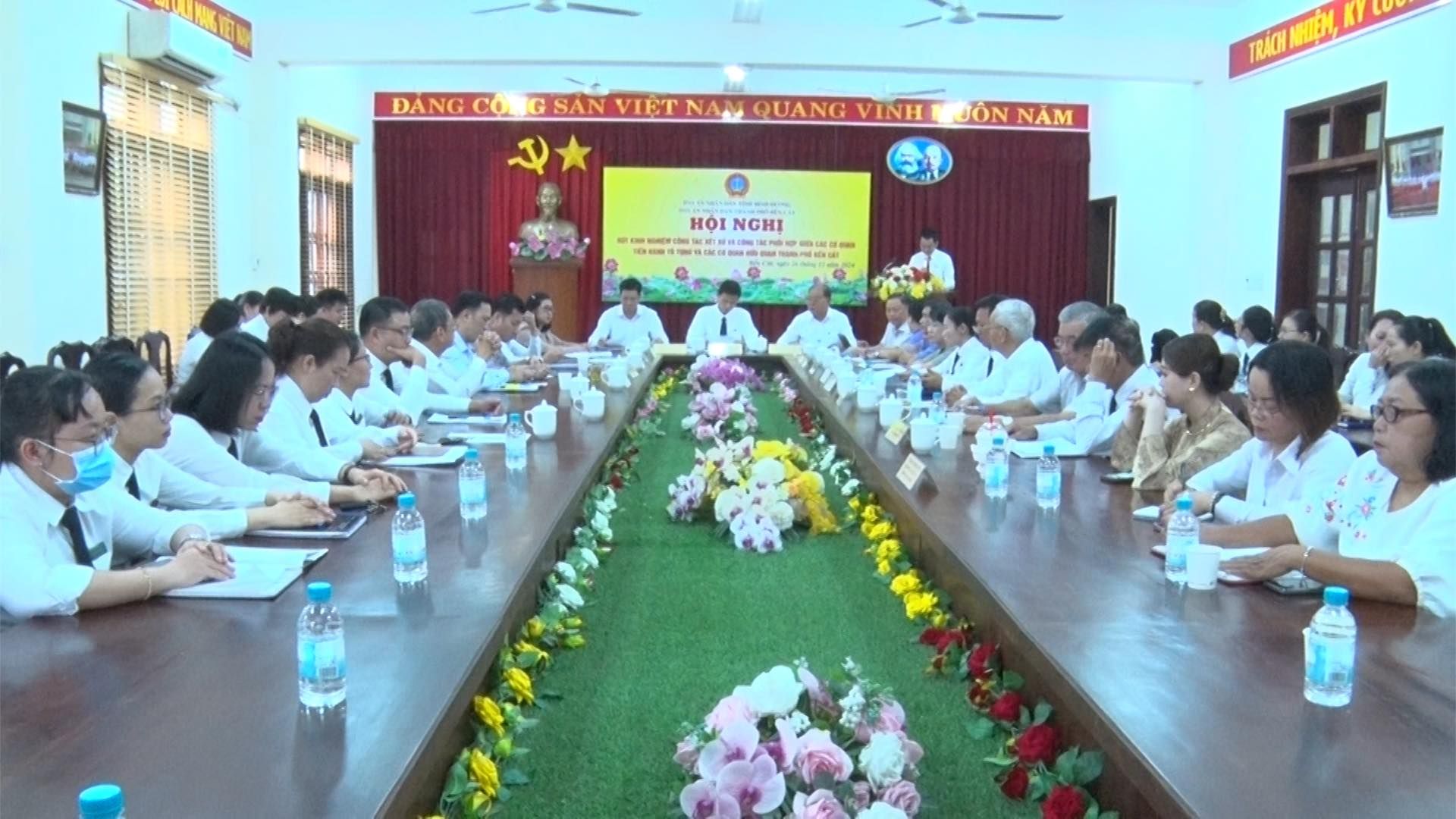 Có thể là hình ảnh về 4 người, bàn, cái bục và văn bản