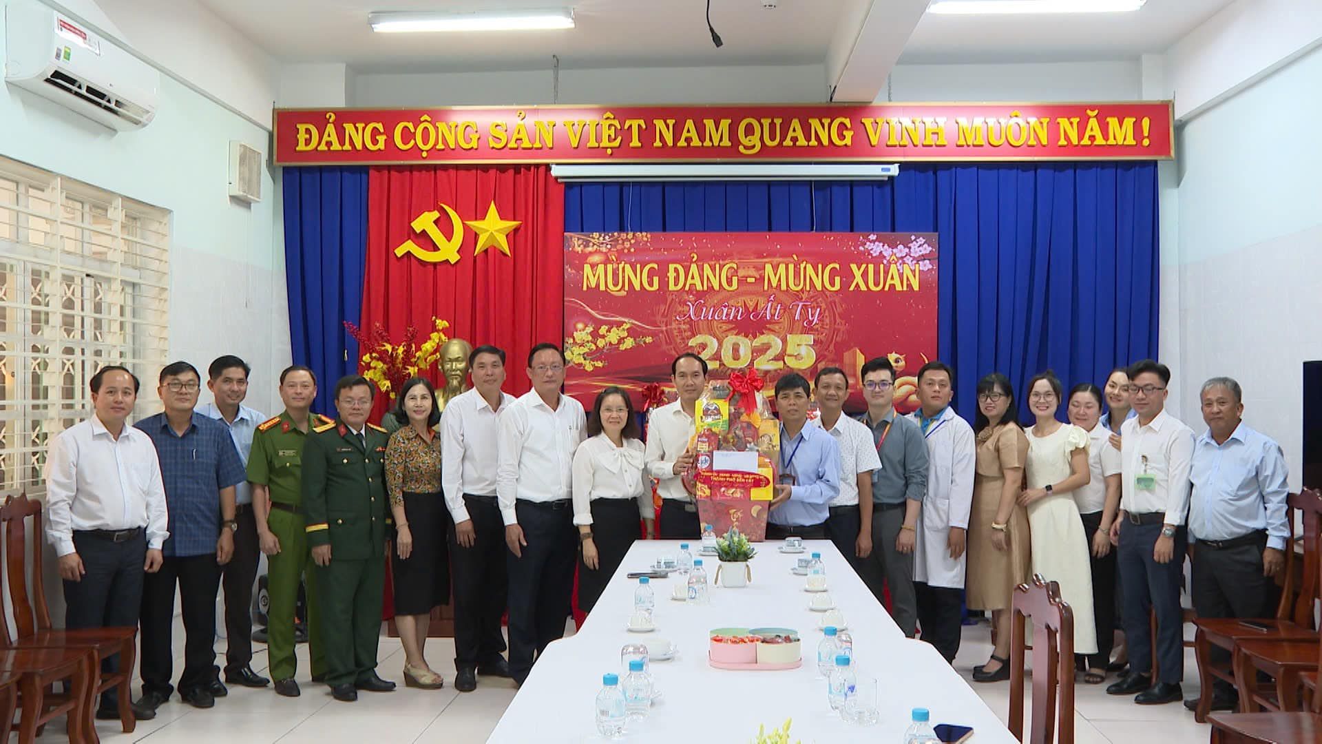 Có thể là hình ảnh về 15 người và văn bản