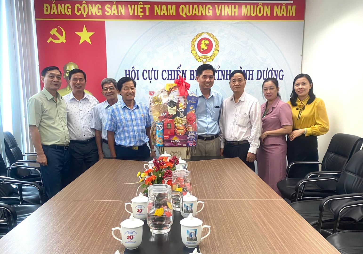 Có thể là hình ảnh về 7 người và văn bản
