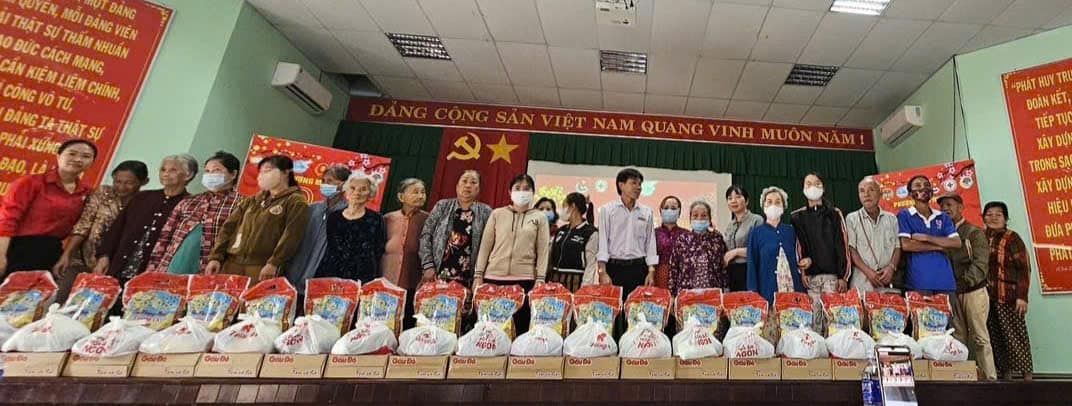 Có thể là hình ảnh về 7 người và văn bản