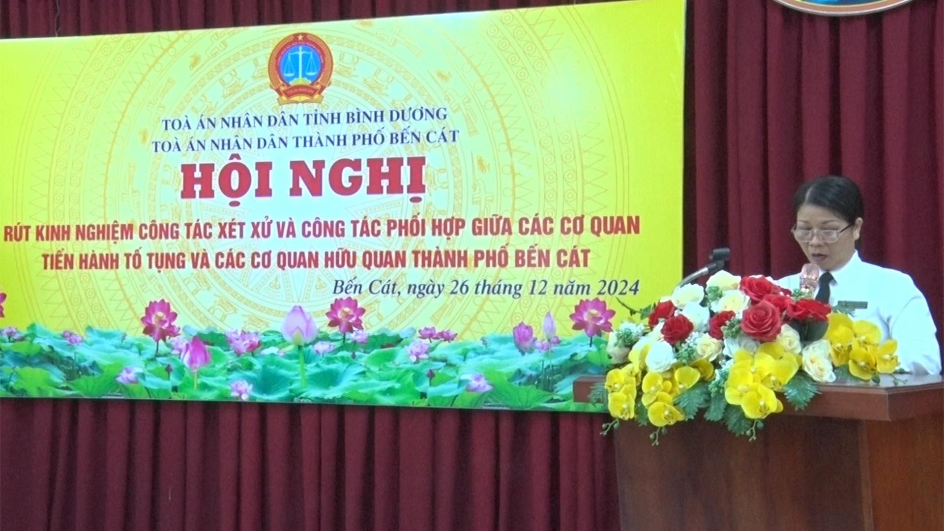 Có thể là hình ảnh về 1 người, cái bục, đền thờ và văn bản cho biết 'TOÀ AN NHÂN DÂN TÍNH BÌNH DƯƠNG TOÀ ÁN NHÂN DÂN THÀNH PHό BẾN CÁT HỘI NGHI RÚT KINH NGHIỆM CÔNG TẮC XẾT XỬ XỨVÀ VÀ CÔNG TÁC PHỐI HỢP GIỮA CÁC cơ QUAN TIÊN HÀNH TÔ TỤNG VÀ CÁC CƠ QUAN HỮU QUAN THÀNH PHỐ BẾN CÁT Bến Cát, ngày 26 tháng 12 năm 2024'
