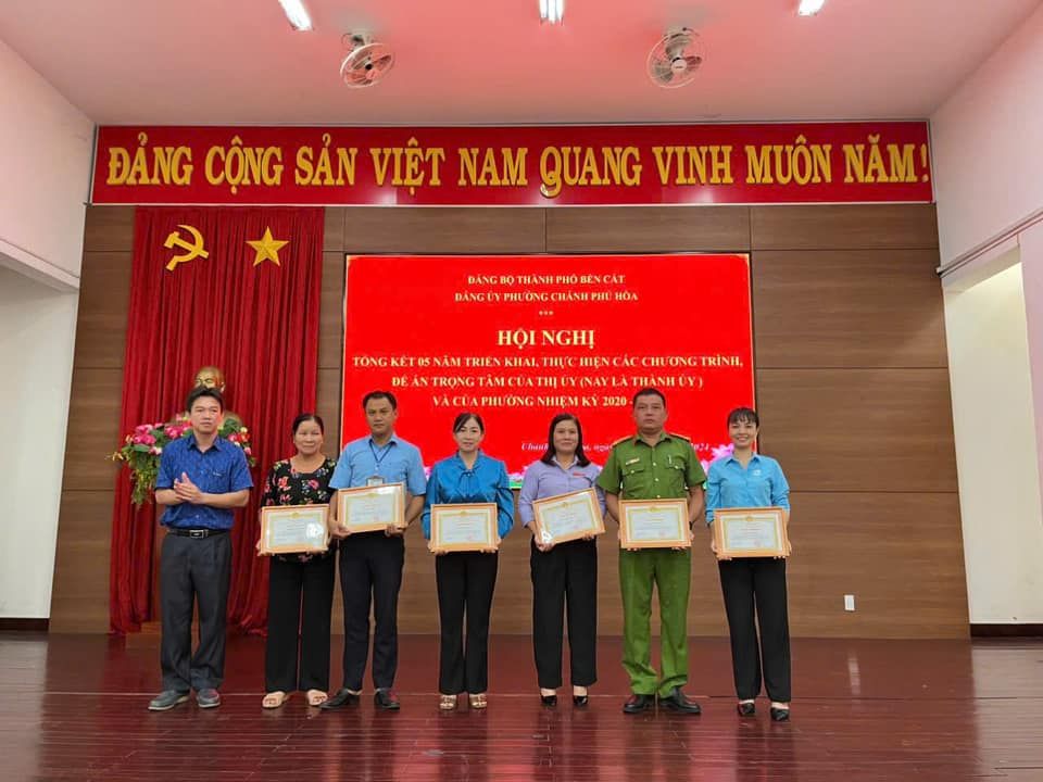 Có thể là hình ảnh về 7 người và văn bản