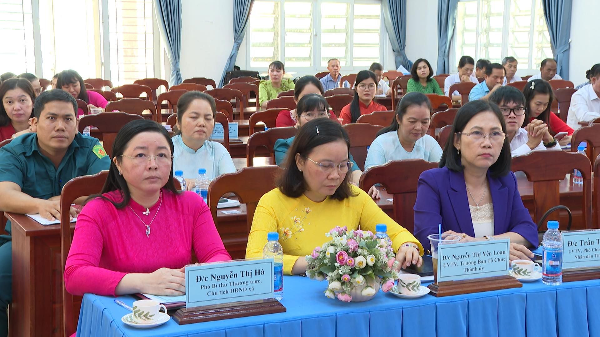 Có thể là hình ảnh về 5 người, cái bục và văn bản