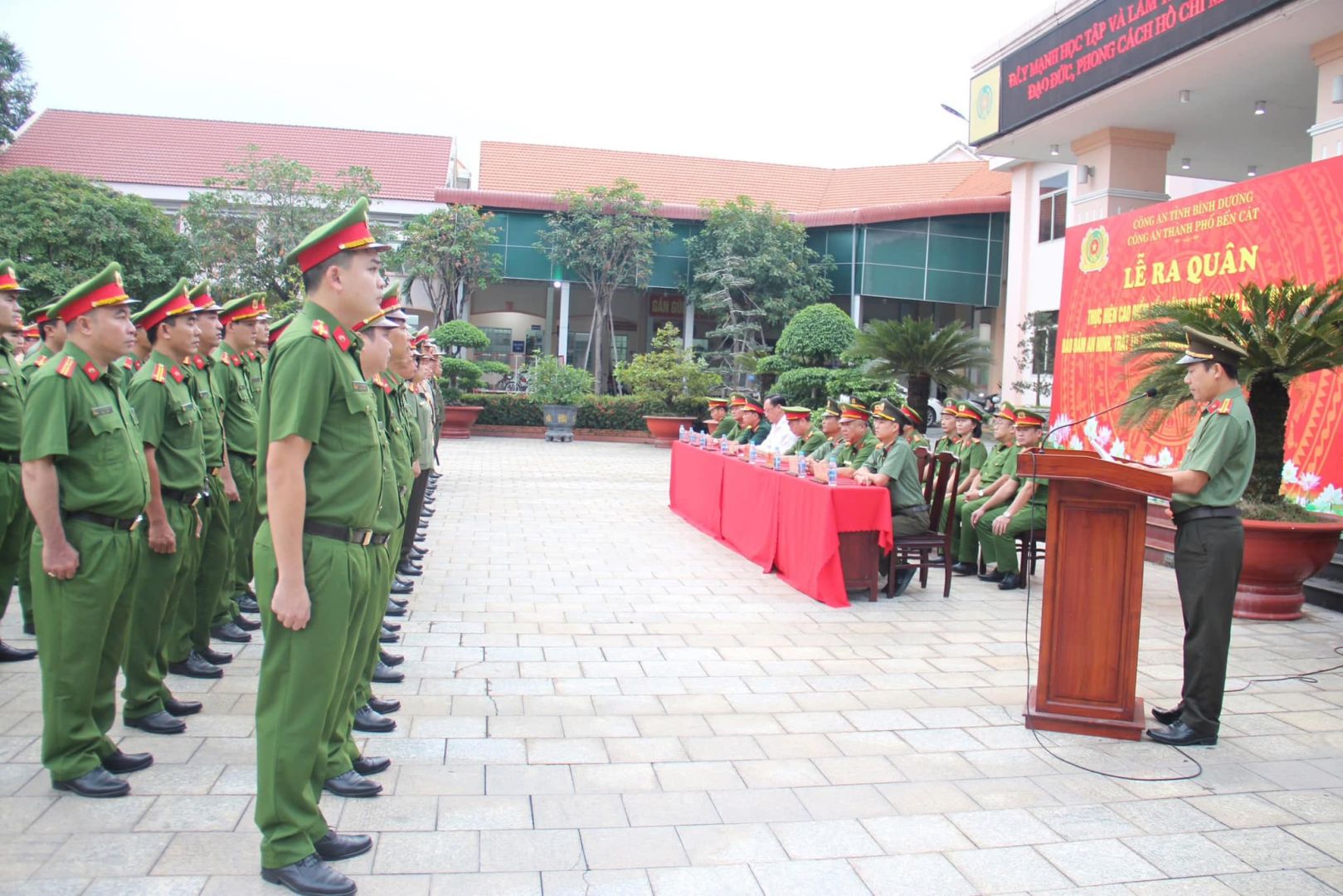 Có thể là hình ảnh về 6 người và văn bản