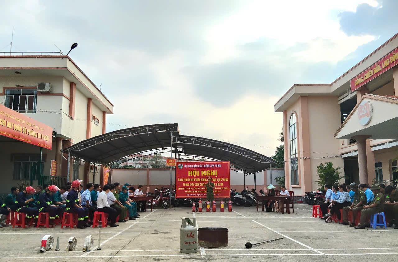 Có thể là hình ảnh về 13 người và văn bản