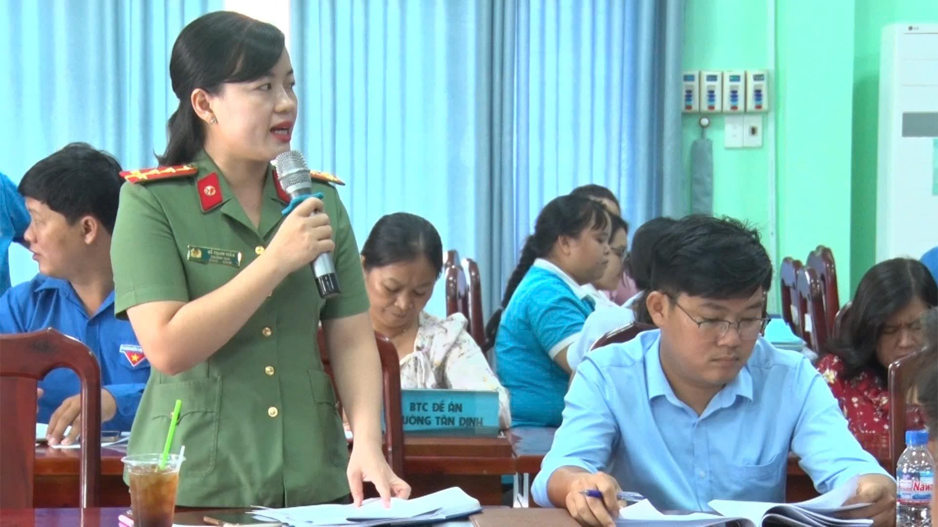 C&oacute; thể l&agrave; h&igrave;nh ảnh về 5 người, mọi người đang học v&agrave; văn bản