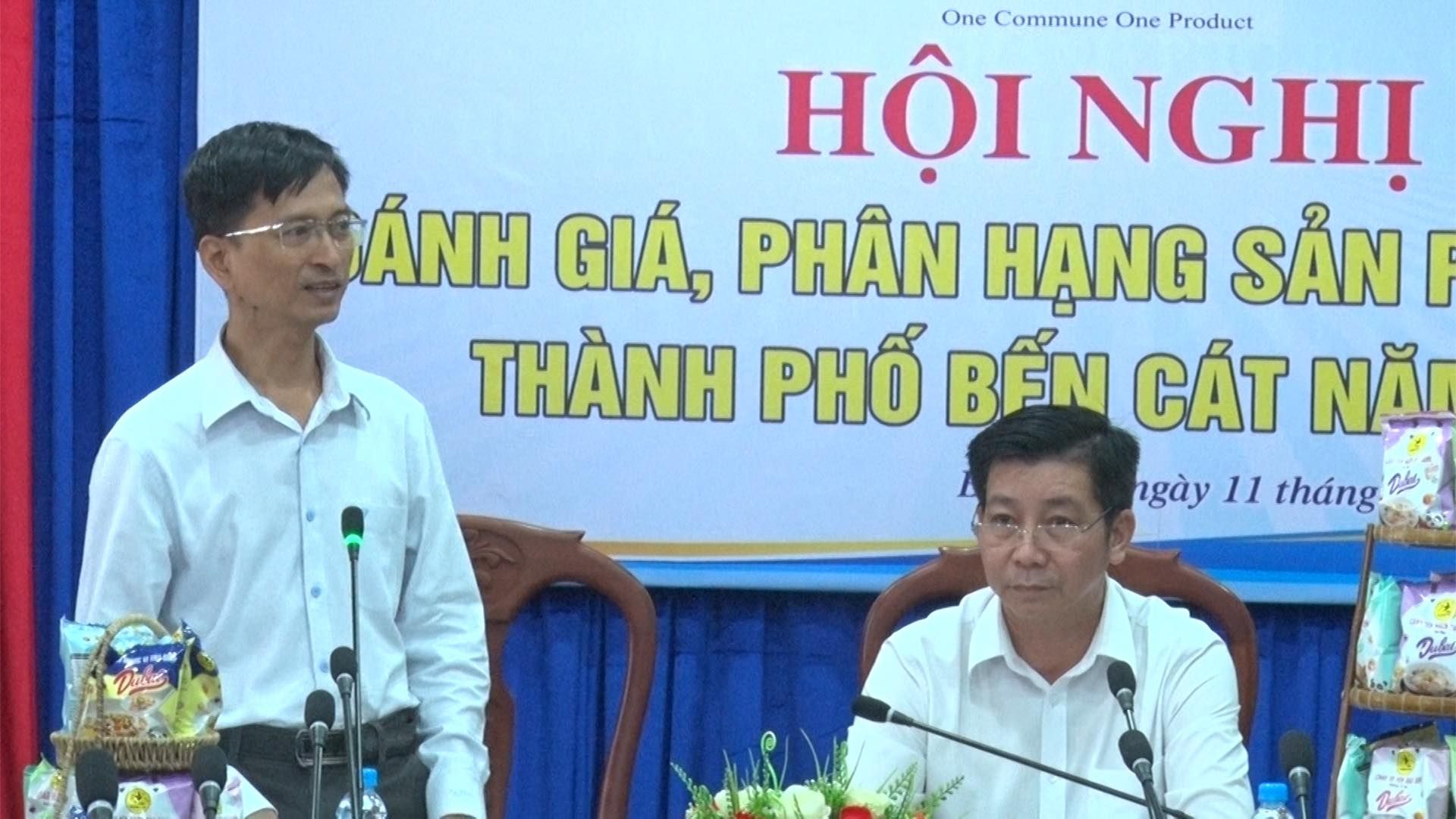 Có thể là hình ảnh về 2 người và văn bản