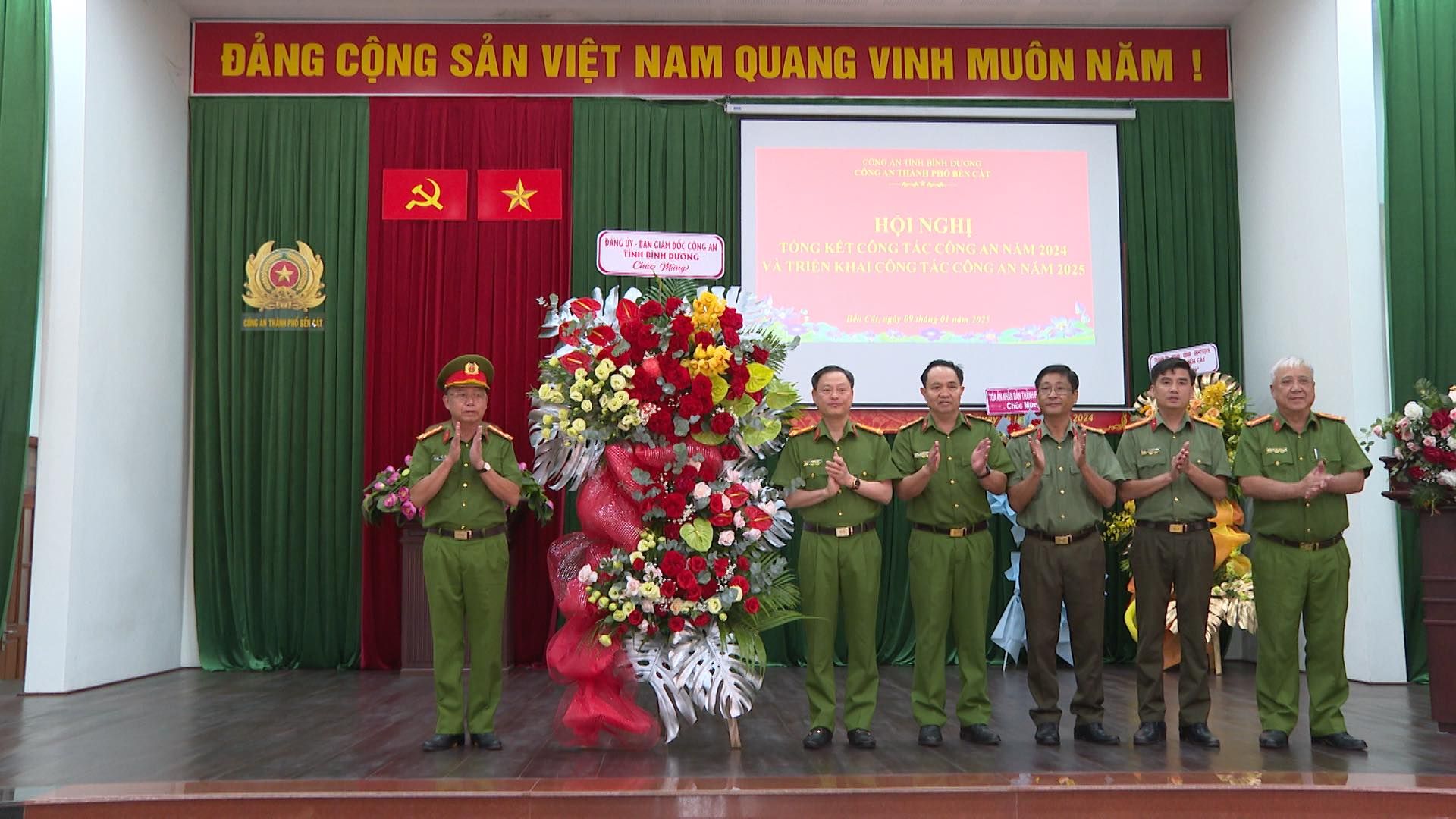 Có thể là hình ảnh về 6 người và văn bản