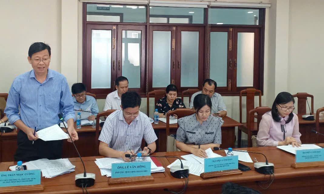 Có thể là hình ảnh về 8 người, mọi người đang học và văn bản