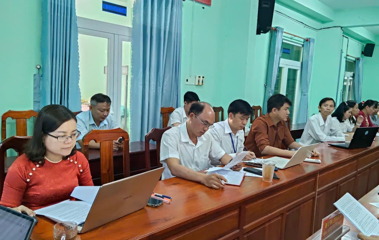 Có thể là hình ảnh về 9 người và mọi người đang học