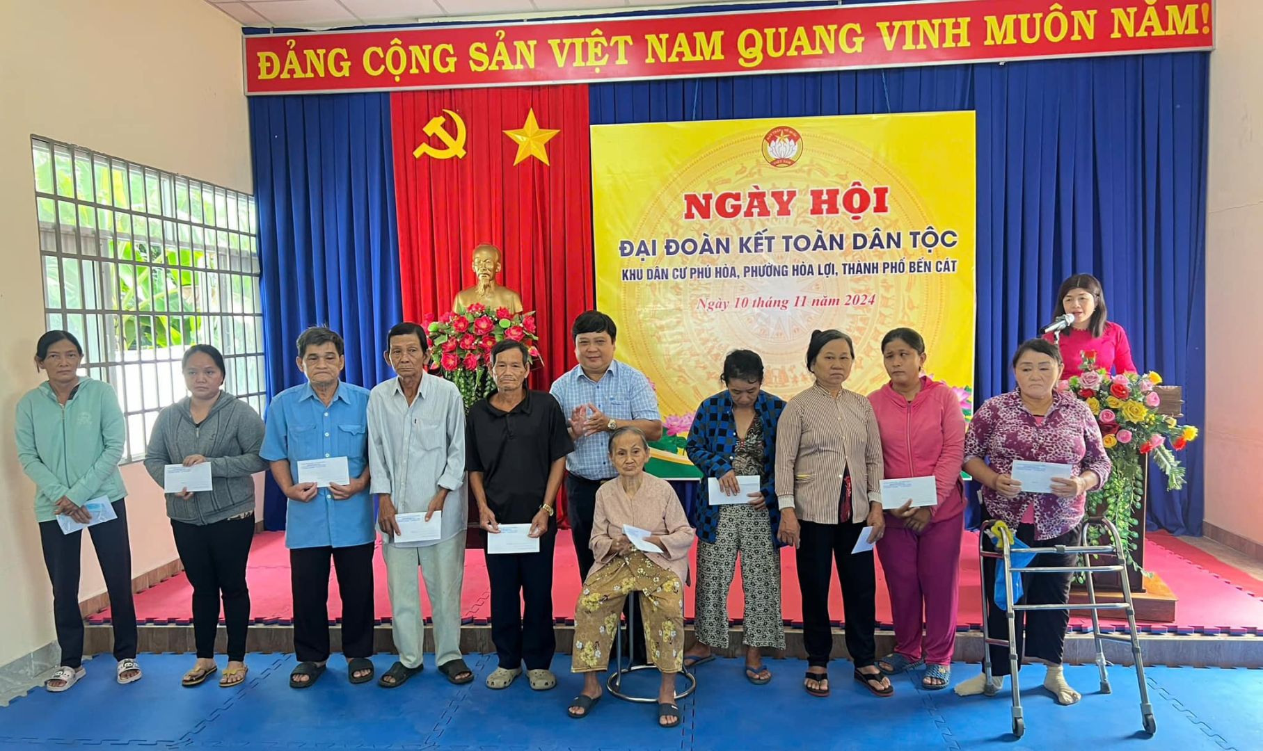 Có thể là hình ảnh về 13 người và văn bản cho biết 'ĐẢNG CỘNG SẢN VIỆT NAM GUANG VINH MUÔN NAM! NGÀY HỘI ĐẠI ĐOÀN KẾT TOÀN DÂN TỘC KHU AN CU CUP PHU DAN HU HÓA, PHƯƠNG HOA THANH PHO BÉN CÁT Ngay tháng nàm 2024'