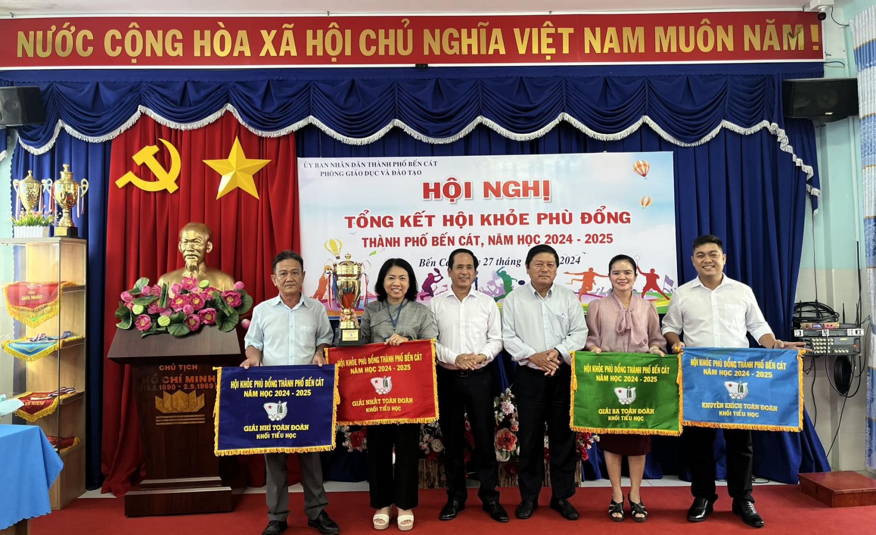 Có thể là hình ảnh về 6 người và văn bản