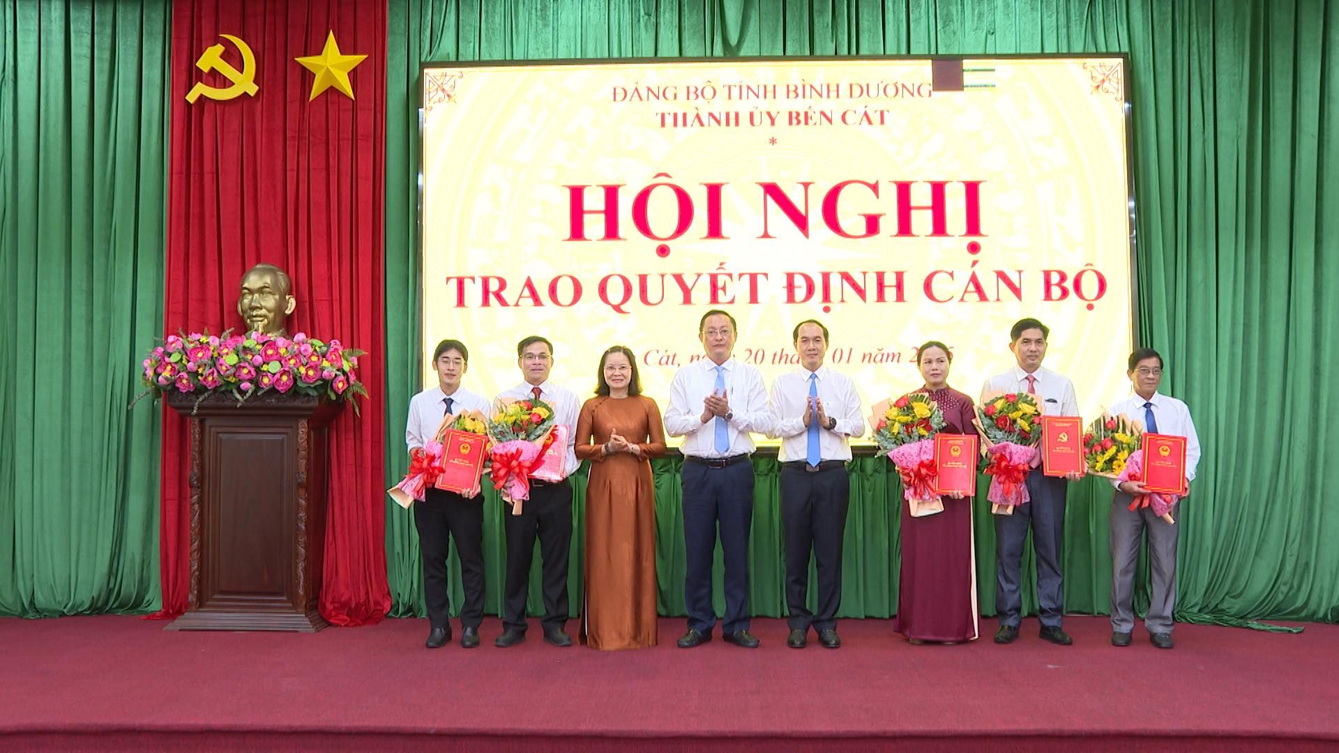 Có thể là hình ảnh về 8 người và văn bản cho biết 'D DANG BÔ TINH BÌNH DƯƠNG THANHU THANHIUYBENCAI BENCAT HỘI NGHI TRAO QUYẾT ĐỊNH CÁN BỘ C'át, 20 thei 01 năm'