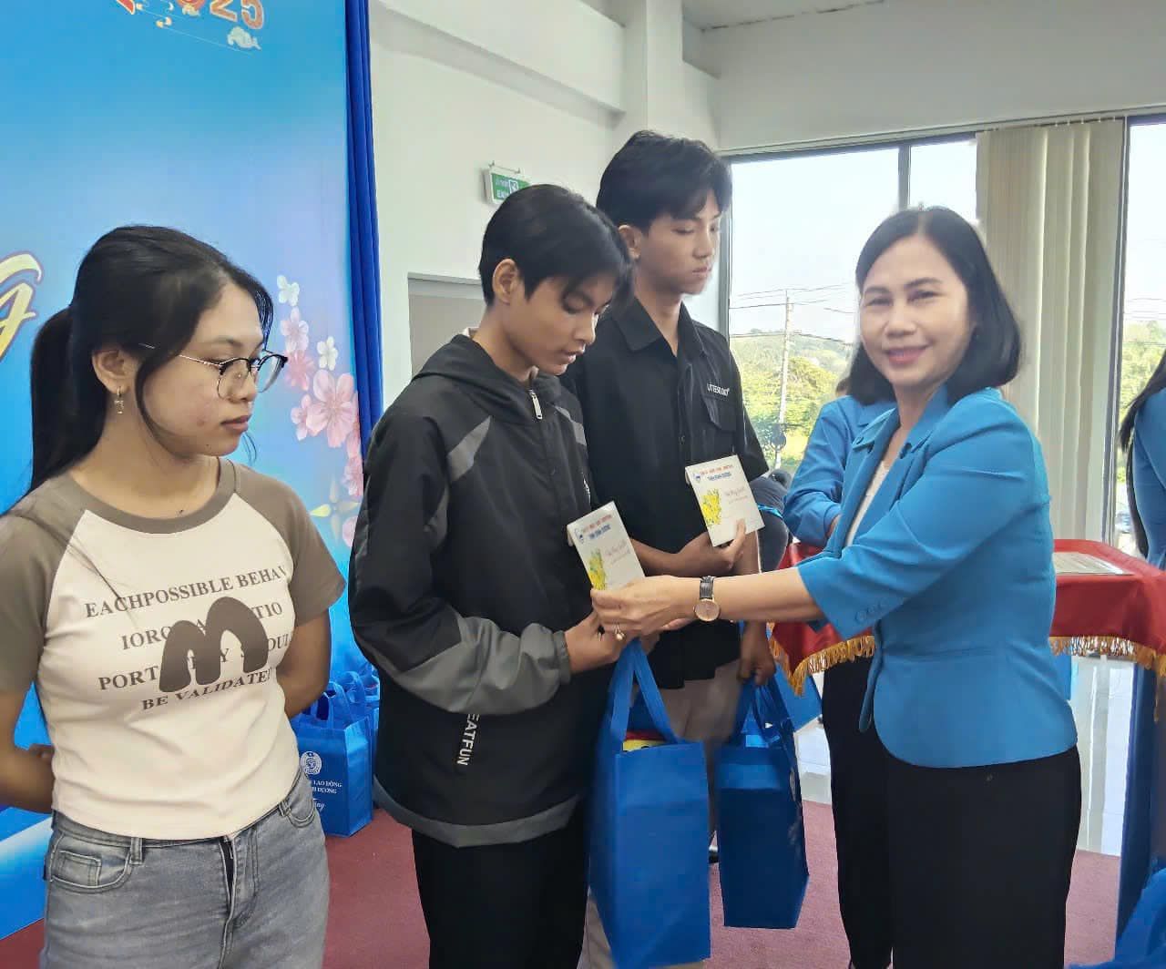 Có thể là hình ảnh về 3 người và văn bản