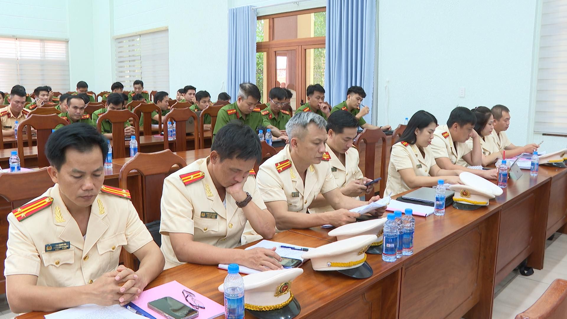 Có thể là hình ảnh về 9 người và mọi người đang học