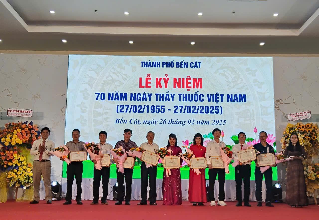 Có thể là hình ảnh về 11 người và văn bản cho biết '*งกรต SO1 TIMH DƯDMG THÀNH PHỐ BẾN CÁT LỄ KỶ NIỆM 70 NĂM NGÀY THẦY THUỐC VIÊT NAM (27/02/1955- 27/02/2025) Bến Cát, ngày 26 tháng 02 năm 2025'