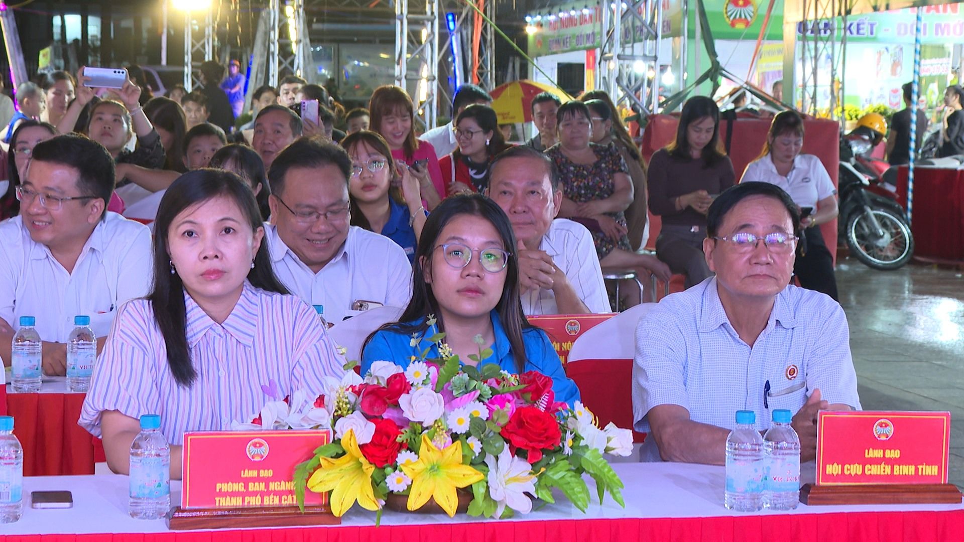 Có thể là hình ảnh về 8 người và văn bản
