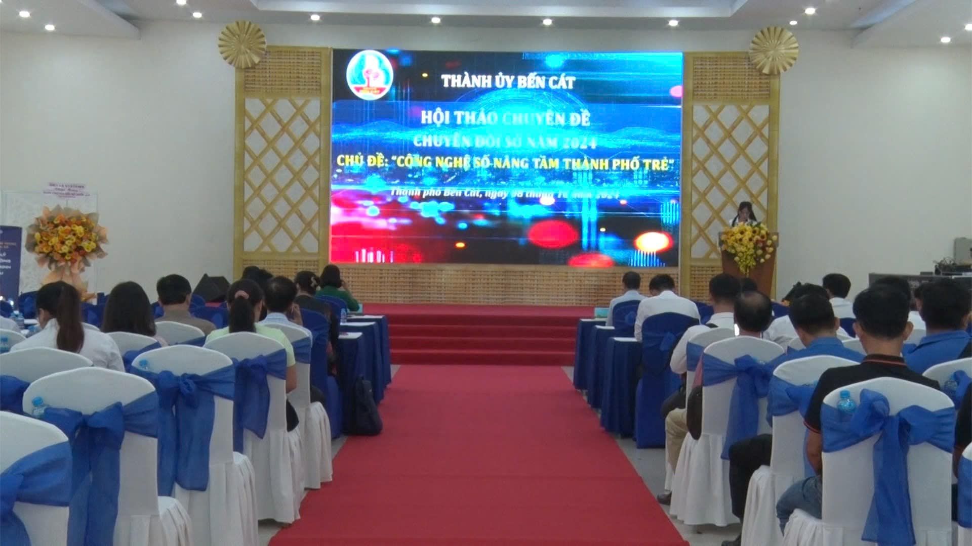 Có thể là hình ảnh về 11 người, thiết bị chiếu sáng, cái bục và văn bản