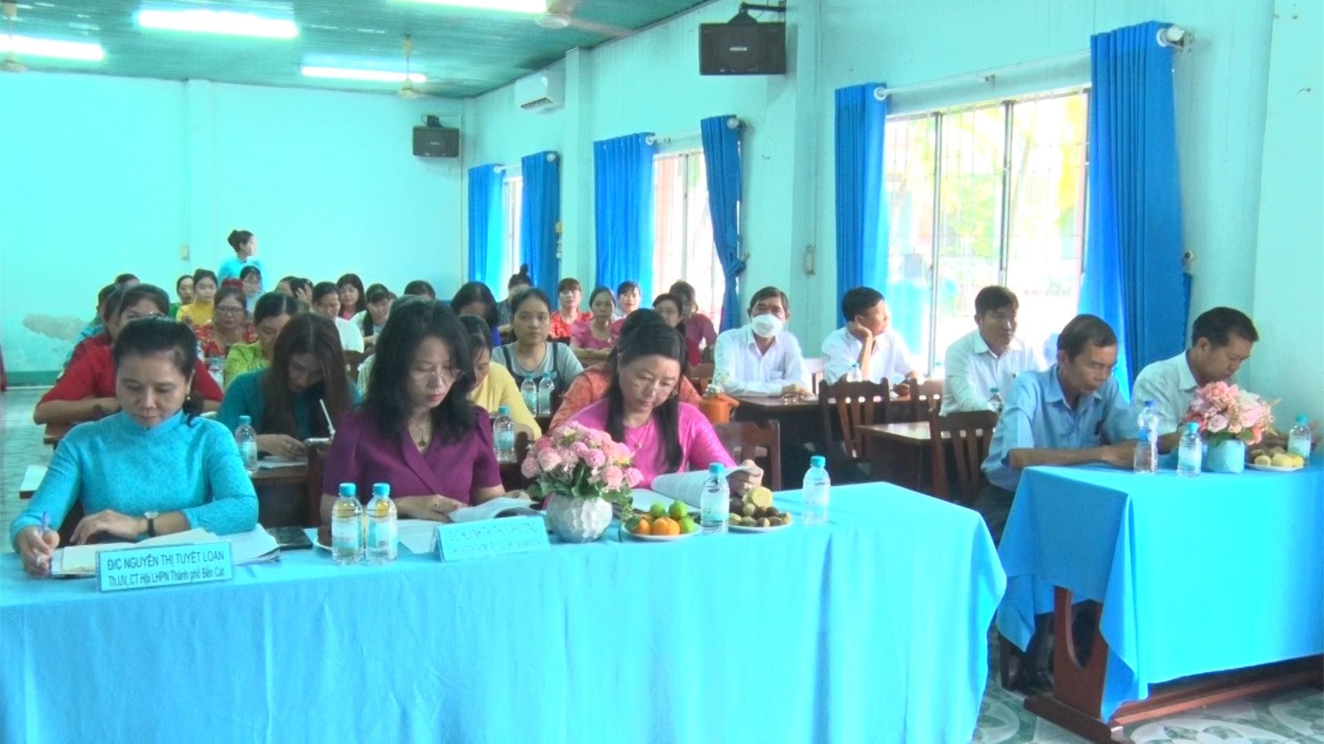 Có thể là hình ảnh về 8 người và bàn