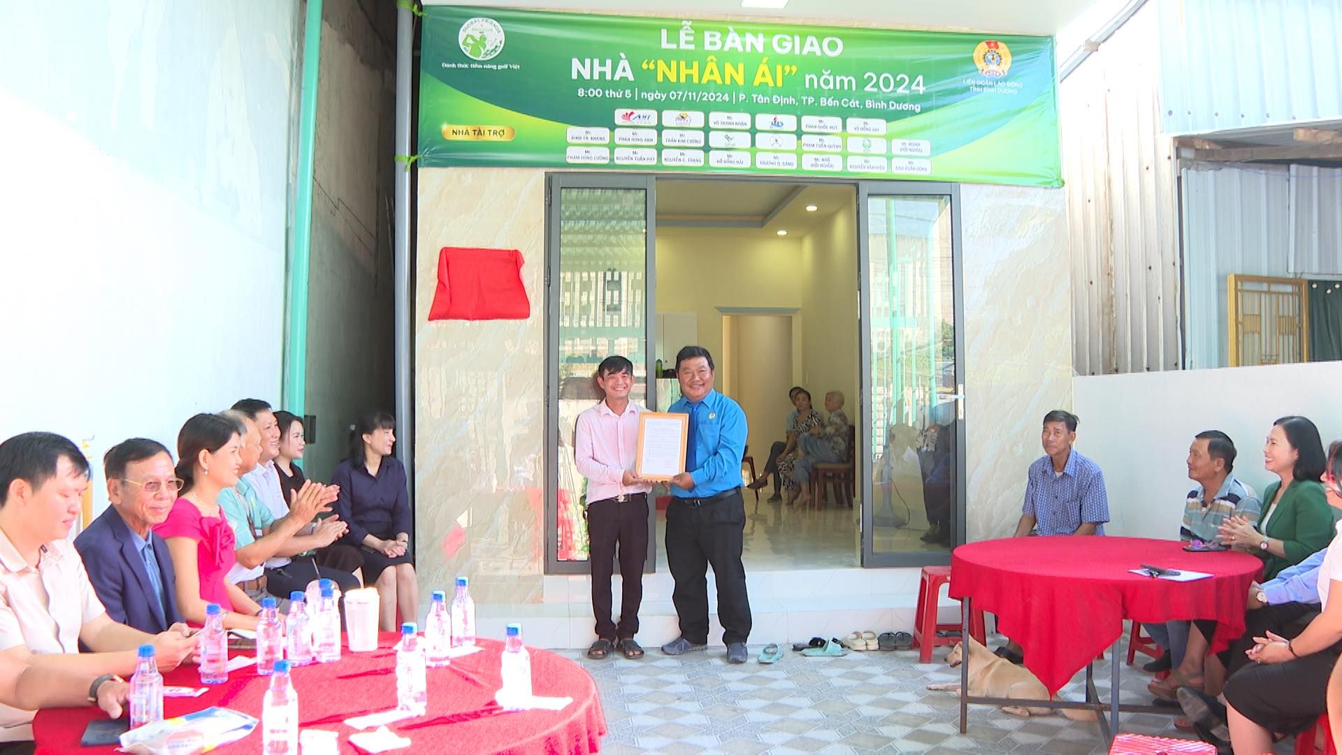 Có thể là hình ảnh về 11 người, bàn và văn bản