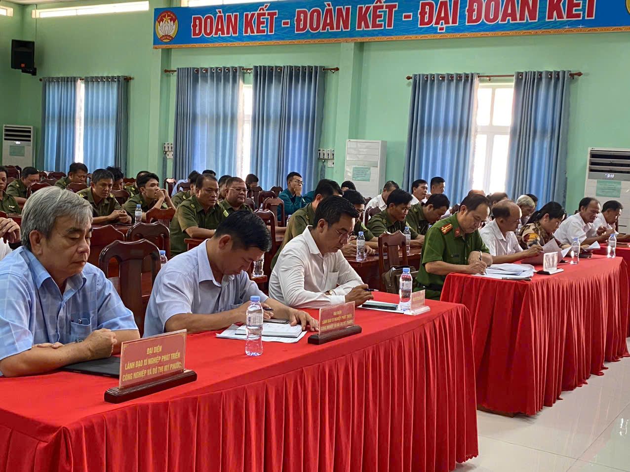 C&oacute; thể l&agrave; h&igrave;nh ảnh về 5 người, mọi người đang học v&agrave; văn bản