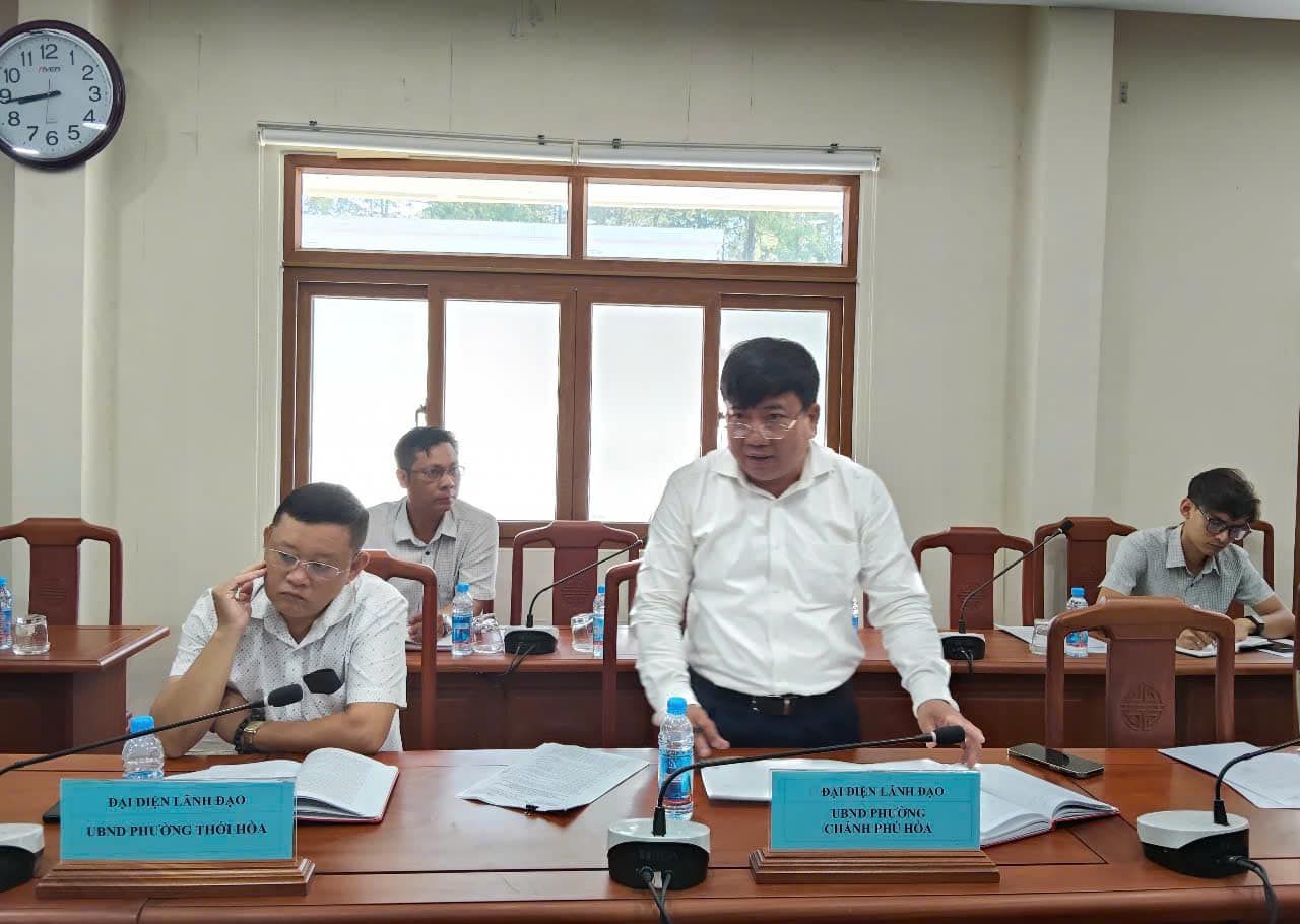 Có thể là hình ảnh về 4 người, mọi người đang học và văn bản