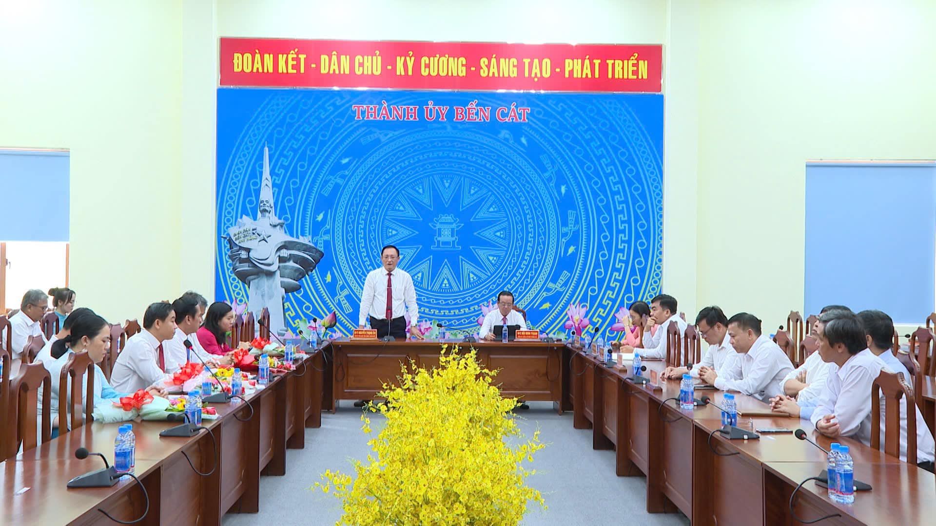 Có thể là hình ảnh về 12 người, cái bục, đền thờ và văn bản
