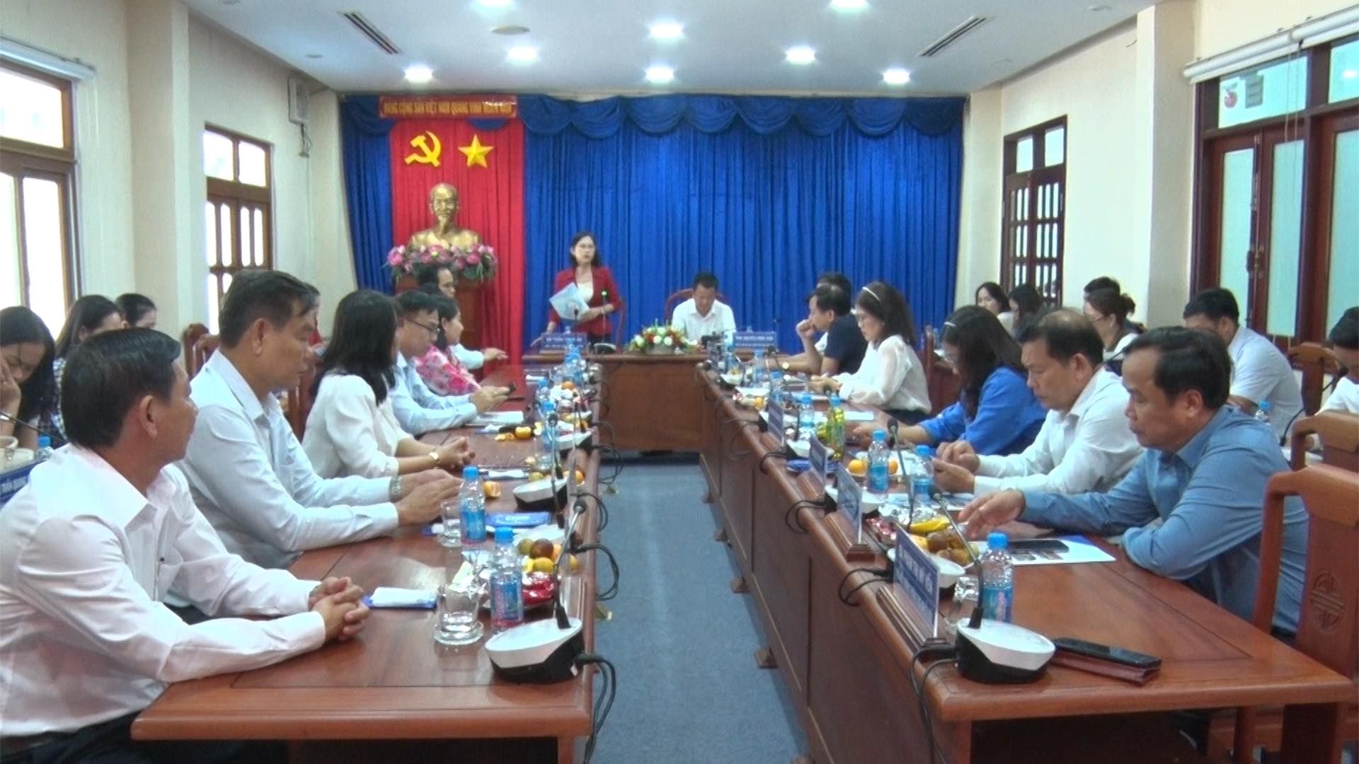 Có thể là hình ảnh về 9 người, mọi người đang học và văn bản