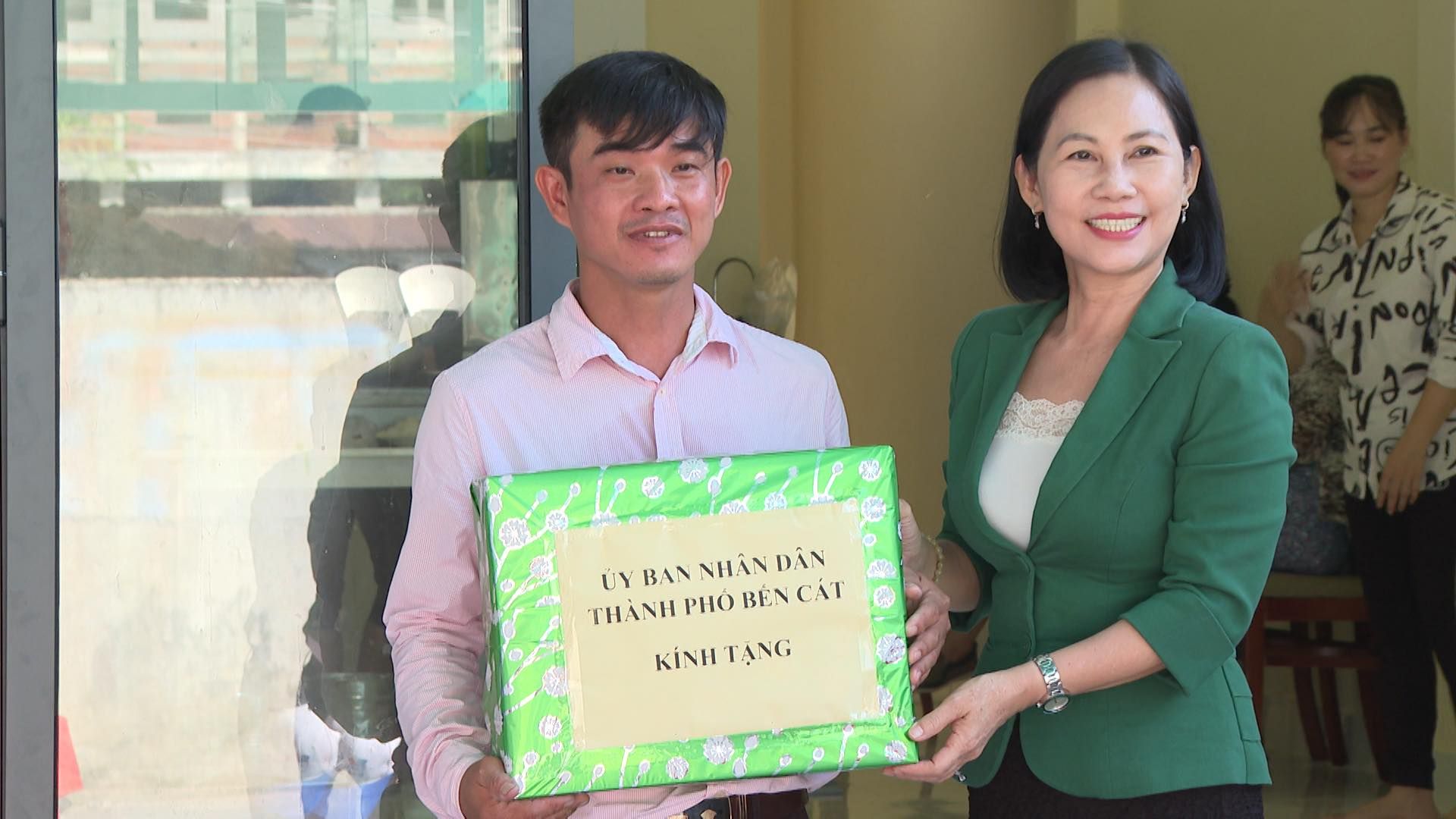 Có thể là hình ảnh về 3 người và văn bản